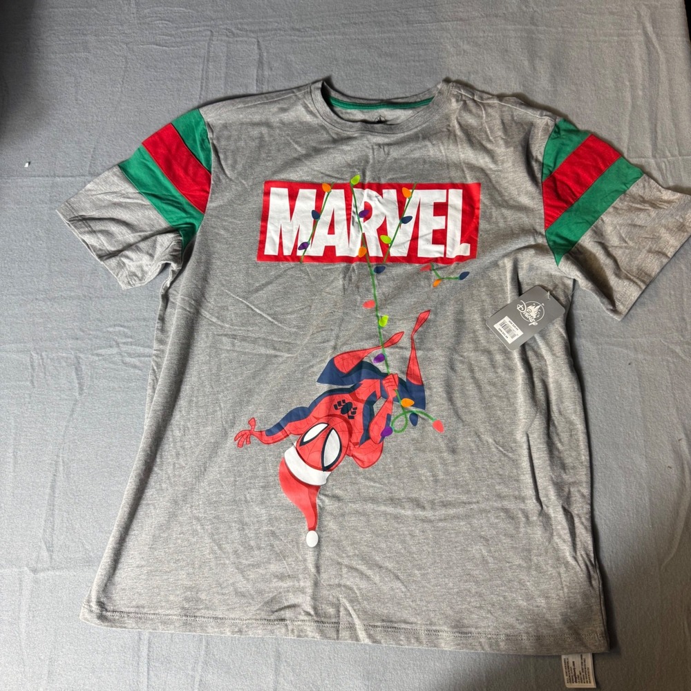 Disney Marvel Spider-Man Christmas Santa Hat Graphic T-Shirt Gray Mens Large NWT
